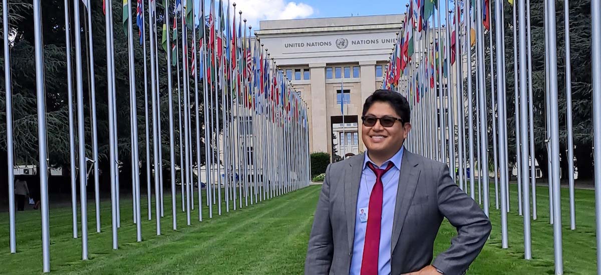 Alan Ramírez stands in front of the United Nations building.
