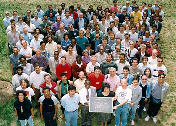 Un grupo de personas fotografiadas desde arriba.