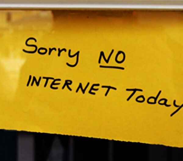 En cas de sanctions, les citoyens peuvent se voir refuser l&rsquo;accès à Internet au moment où ils en ont le plus besoin. Thumbnail